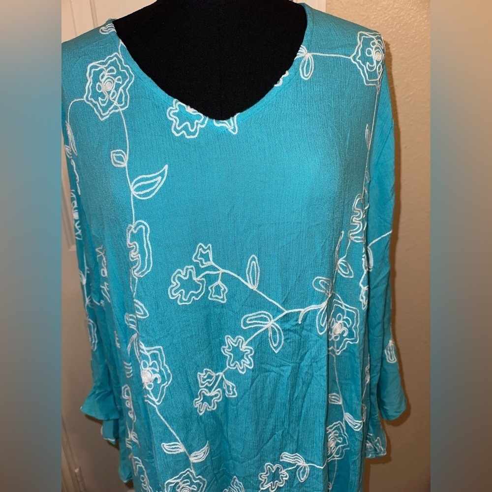 Catherines Blue Tunic Top Women’s 1X NWT Bell Sleeves Keyhole Back Rayon Flowy - Picture 2 of 12